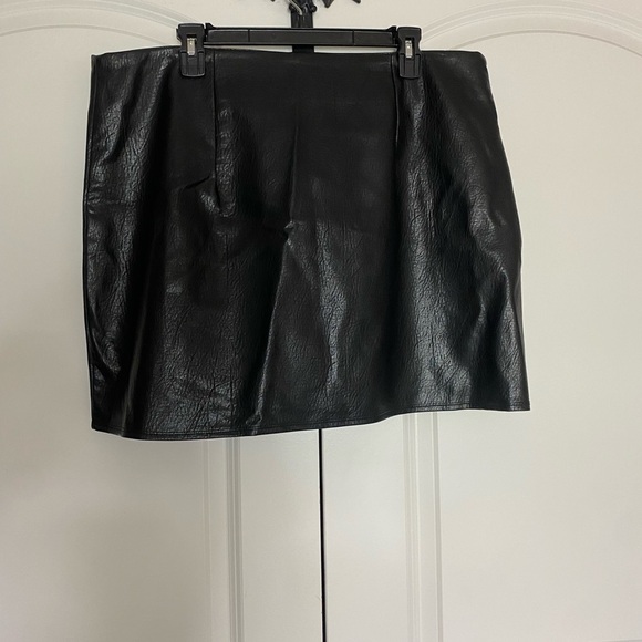 Old Navy Faux Leather Black Miniskirt Zipper Side, Elegant and Feminine NWT XL - Picture 5 of 11